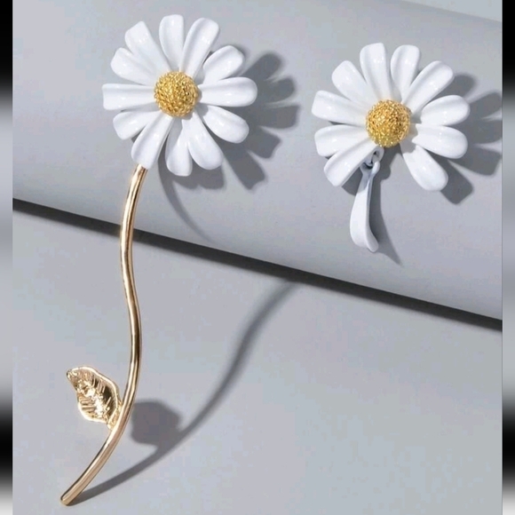 Gold tone white daisy flower asymmetric cottgecore boho coquette dainty earrings - Picture 13 of 14